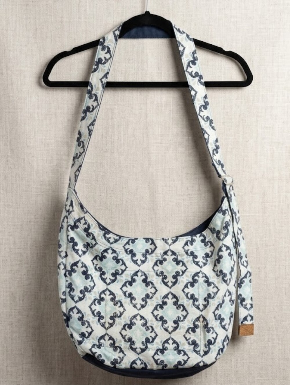 Thirty-One Retro Metro Hobo Crossbody Beachy Bag in Fab Flourish Boho Summer